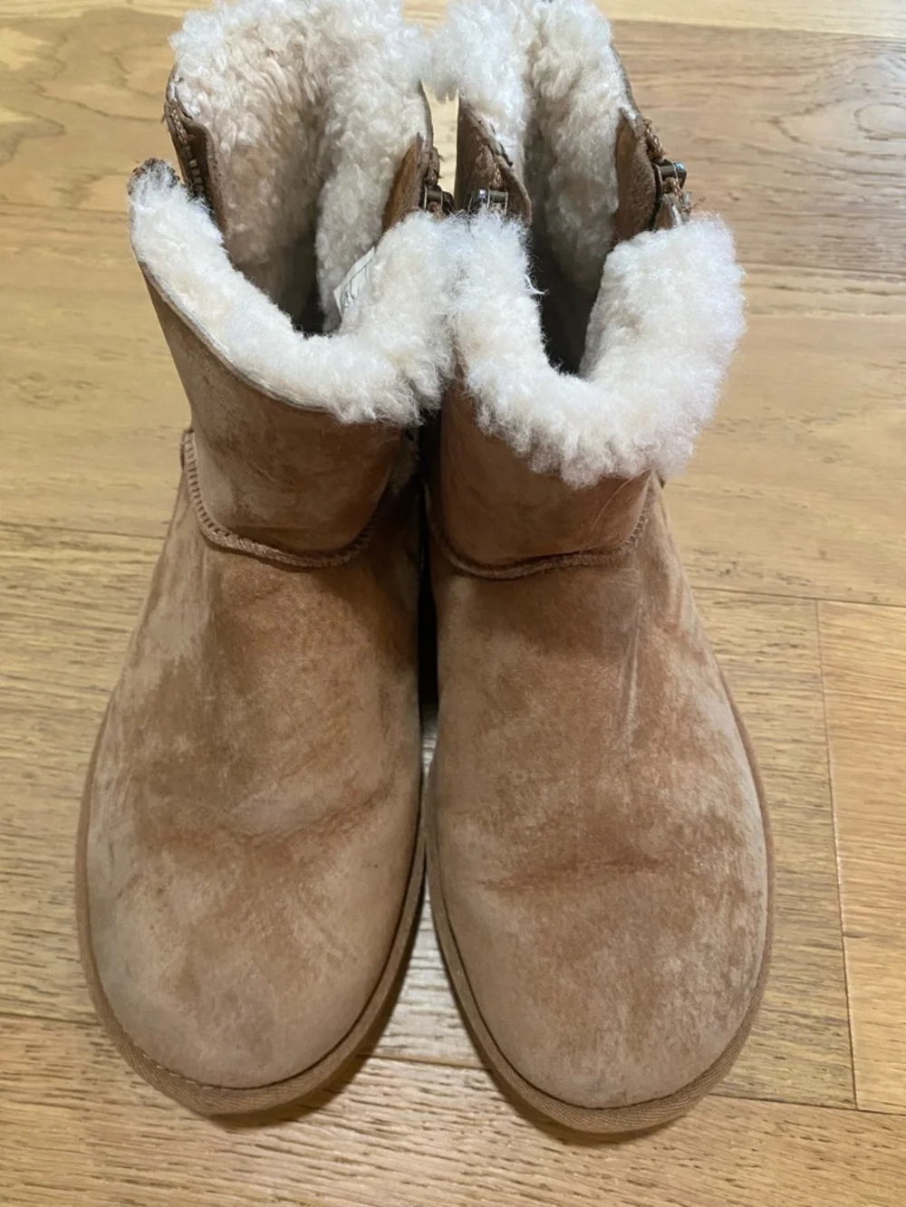 UGG women’s Classic Mini Ankle Boot - Chestnut tan size 9 GUC